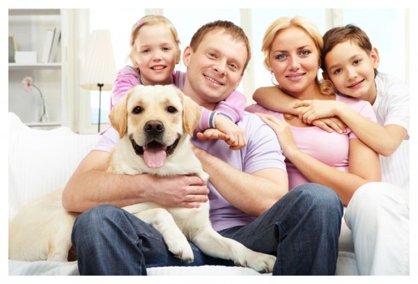 4-autoscatto-selfie-cane-famiglia-divano